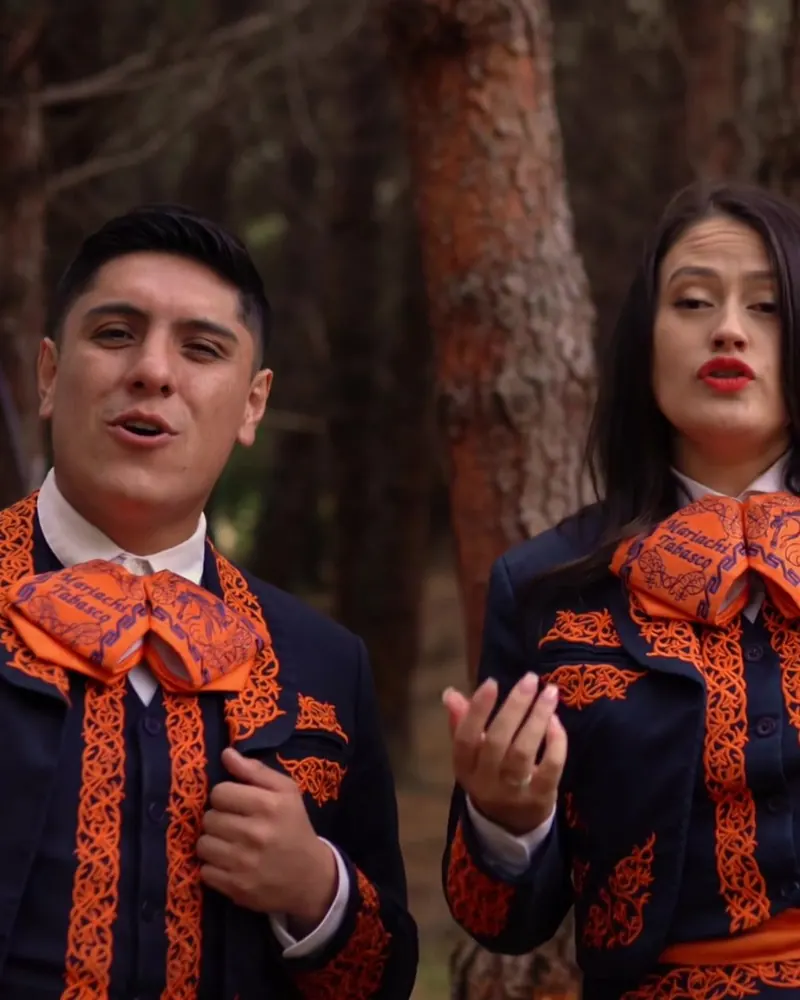 Dúo de Mariachi Tabasco cantando en un bosque de pinos