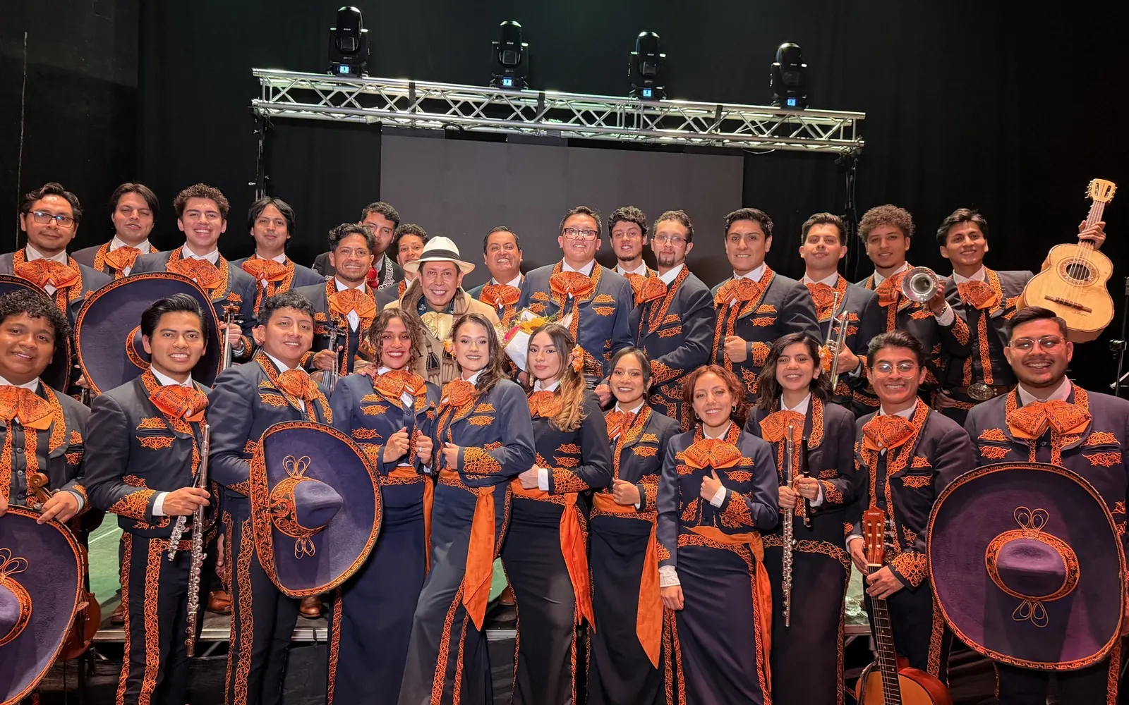 Más de 30 integrantes de Mariachi Tabasco con sus sombreros e instrumentos