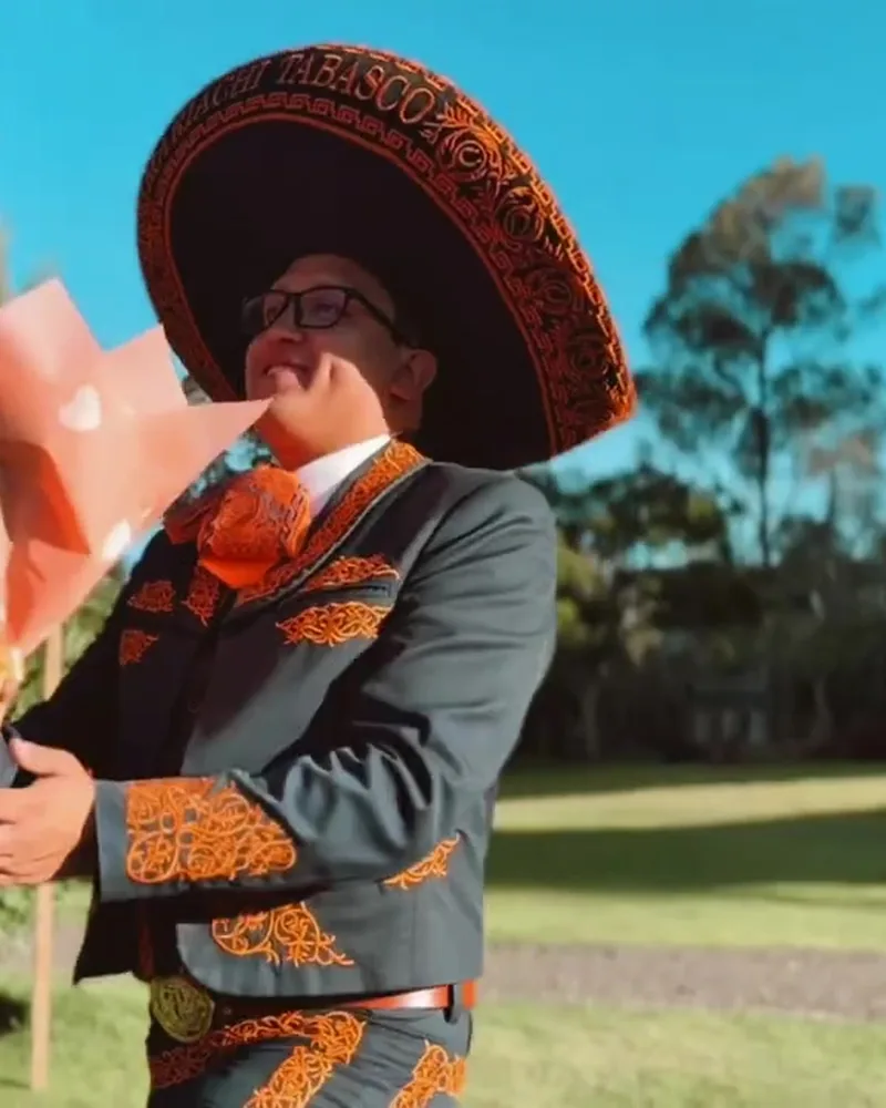 Bryam Cabrera, El Patrón Cuenca, con un ramo de flores y su sombrero de Mariachi Tabasco