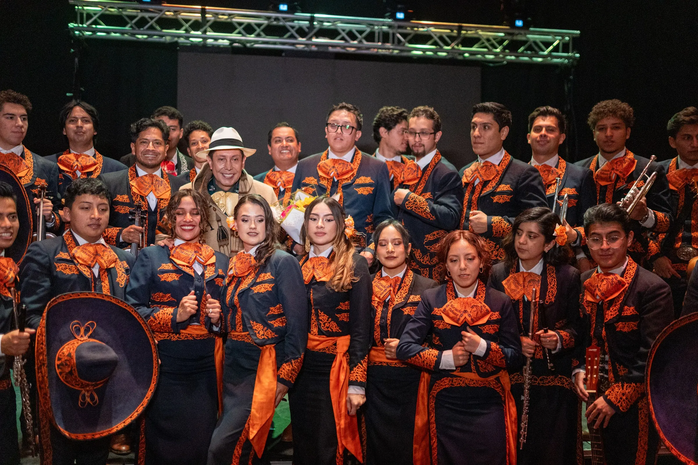 Integrantes de Mariachi Tabasco en el escenario con sus trajes azules bordados
